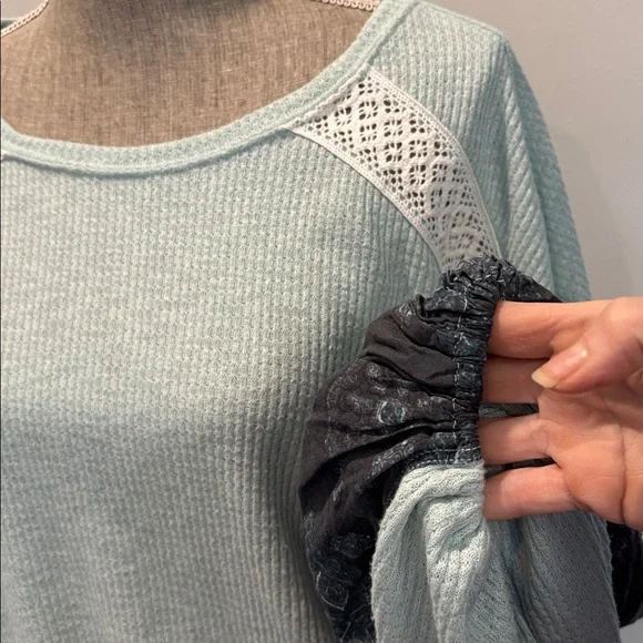 Free People Mint Green Boho Waffle Knit Top Lace Pattern Sleeves Oversized XS - Picture 11 of 15